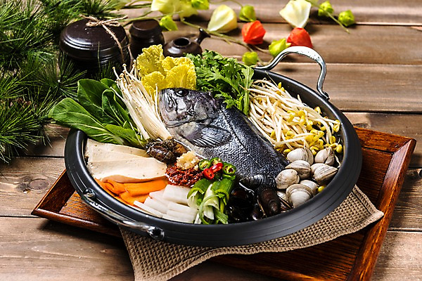 포토 JPG 스튜디오촬영 그릇 한식 음식 채소 고추 조개 실내 사람없음 두부 콩나물 매운탕 우럭 우럭탕 나무배경 국내포토 식기 백그라운드 어패류 어류 내부 탕 나물 파일형식