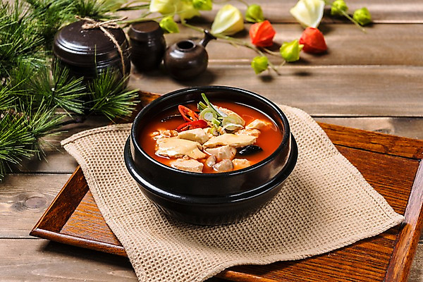 포토 JPG 스튜디오촬영 그릇 한식 음식 고추 실내 사람없음 뚝배기 순두부 순두부찌개 나무배경 국내포토 식기 백그라운드 채소 내부 찌개 파일형식