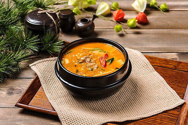 포토 JPG 스튜디오촬영 그릇 한식 음식 고추 콩 실내 사람없음 뚝배기 청국장 나무배경 국내포토 식기 백그라운드 채소 곡류 내부 찌개 파일형식