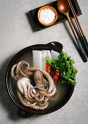 포토 JPG 스튜디오촬영 그릇 한식 음식 젓가락 고추 실내 사람없음 하이앵글 숟가락 무 뚝배기 소금 낙지 낙지전골 연포탕 국내포토 식기 뷰포인트 채소 연체동물 뿌리채소 수저 내부 수중동물 탕 전골 파일형식