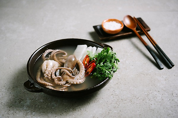 포토 JPG 스튜디오촬영 그릇 한식 음식 젓가락 고추 실내 사람없음 숟가락 무 뚝배기 소금 낙지 낙지전골 연포탕 국내포토 식기 채소 연체동물 뿌리채소 수저 내부 수중동물 탕 전골 파일형식