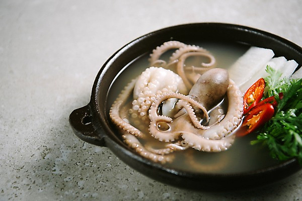 포토 JPG 스튜디오촬영 그릇 한식 음식 고추 실내 사람없음 무 뚝배기 낙지 낙지전골 연포탕 국내포토 식기 채소 연체동물 뿌리채소 내부 수중동물 탕 전골 파일형식