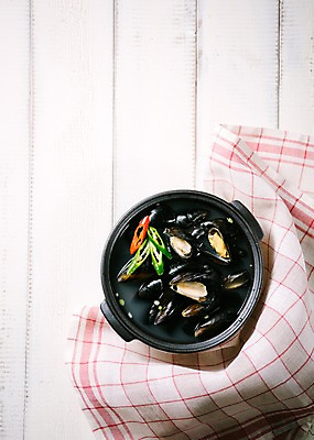 포토 JPG 스튜디오촬영 그릇 한식 음식 고추 실내 사람없음 하이앵글 식탁보 뚝배기 홍합 홍합탕 나무배경 국내포토 식기 뷰포인트 백그라운드 채소 어패류 내부 탕 파일형식