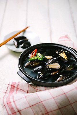 포토 JPG 스튜디오촬영 그릇 한식 음식 젓가락 고추 실내 사람없음 아웃포커스 식탁보 뚝배기 홍합 앞접시 홍합탕 국내포토 식기 접시 채소 어패류 촬영기법 수저 내부 탕 파일형식