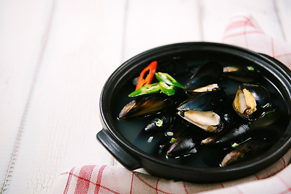 포토 JPG 스튜디오촬영 그릇 한식 음식 고추 실내 사람없음 식탁보 뚝배기 홍합 홍합탕 국내포토 식기 채소 어패류 내부 탕 파일형식