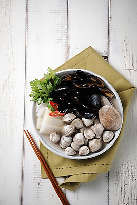 포토 JPG 스튜디오촬영 그릇 한식 음식 젓가락 고추 조개 실내 사람없음 하이앵글 식탁보 무 조개탕 나무배경 국내포토 식기 뷰포인트 백그라운드 채소 어패류 뿌리채소 수저 내부 탕 파일형식