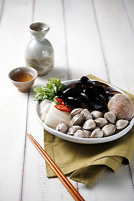 포토 JPG 스튜디오촬영 그릇 한식 음식 술잔 젓가락 고추 술병 조개 실내 사람없음 식탁보 무 조개탕 나무배경 국내포토 식기 백그라운드 채소 병_용기 어패류 잔 뿌리채소 주류 수저 내부 탕 파일형식