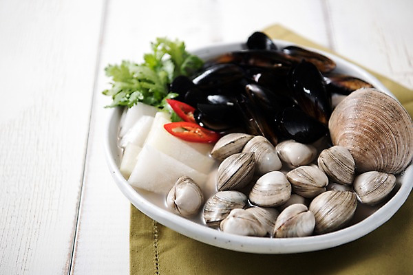 포토 JPG 스튜디오촬영 그릇 한식 음식 고추 조개 실내 사람없음 식탁보 무 조개탕 국내포토 식기 채소 어패류 뿌리채소 내부 탕 파일형식