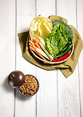 포토 JPG 스튜디오촬영 그릇 한식 음식 고추 오이 실내 사람없음 하이앵글 당근 식탁보 상추 배추 강된장 쌈채소 나무배경 국내포토 식기 뷰포인트 백그라운드 채소 뿌리채소 내부 된장 파일형식