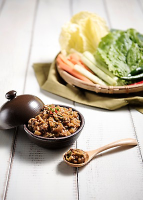 포토 JPG 스튜디오촬영 그릇 한식 음식 오이 실내 사람없음 숟가락 당근 식탁보 상추 배추 강된장 쌈채소 국내포토 식기 채소 뿌리채소 수저 내부 된장 파일형식