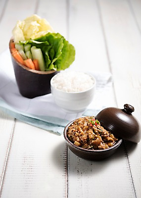 포토 JPG 스튜디오촬영 그릇 한식 음식 밥 오이 실내 사람없음 아웃포커스 당근 상추 배추 강된장 쌈채소 국내포토 식기 채소 뿌리채소 촬영기법 내부 된장 파일형식