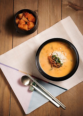 포토 JPG 스튜디오촬영 그릇 한식 음식 젓가락 실내 사람없음 하이앵글 숟가락 식탁보 깍두기 뚝배기 콩비지 콩비지찌개 나무배경 국내포토 식기 뷰포인트 백그라운드 김치 수저 내부 찌개 비지 파일형식