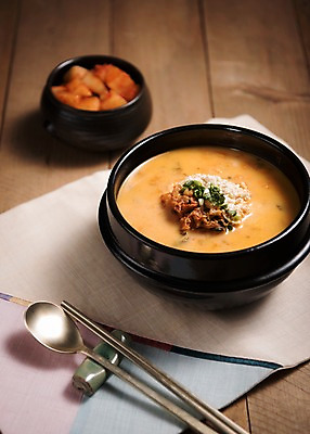 포토 JPG 스튜디오촬영 그릇 한식 음식 젓가락 실내 사람없음 숟가락 식탁보 깍두기 뚝배기 콩비지 콩비지찌개 나무배경 국내포토 식기 백그라운드 김치 수저 내부 찌개 비지 파일형식