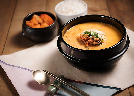 포토 JPG 스튜디오촬영 그릇 한식 음식 젓가락 밥 실내 사람없음 숟가락 식탁보 깍두기 뚝배기 콩비지 콩비지찌개 나무배경 국내포토 식기 백그라운드 김치 수저 내부 찌개 비지 파일형식