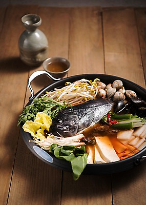 포토 JPG 스튜디오촬영 그릇 한식 음식 채소 술잔 고추 술병 조개 실내 사람없음 두부 콩나물 매운탕 우럭 우럭탕 나무배경 국내포토 식기 백그라운드 병_용기 어패류 잔 주류 어류 내부 탕 나물 파일형식