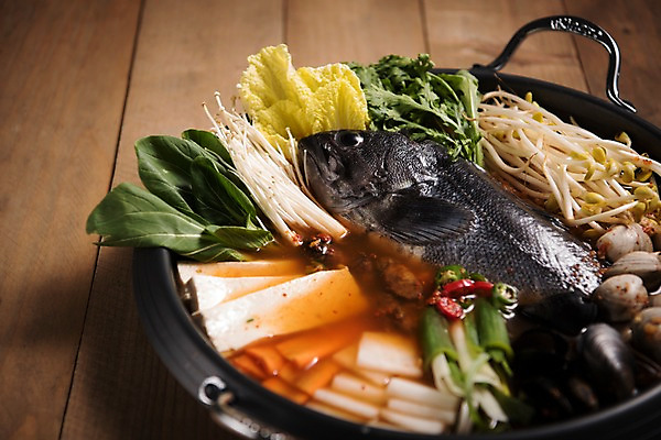 포토 JPG 스튜디오촬영 그릇 한식 음식 채소 고추 조개 실내 사람없음 두부 콩나물 매운탕 우럭 우럭탕 나무배경 국내포토 식기 백그라운드 어패류 어류 내부 탕 나물 파일형식