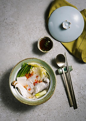 포토 JPG 스튜디오촬영 그릇 한식 음식 젓가락 실내 사람없음 하이앵글 숟가락 식탁보 복어 간장 복지리 국내포토 식기 뷰포인트 수저 어류 내부 양념 탕 파일형식