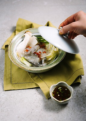 포토 JPG 스튜디오촬영 그릇 손 한식 음식 실내 한명 신체부위 식탁보 복어 간장 복지리 국내포토 1 식기 어류 사람 내부 양념 탕 파일형식