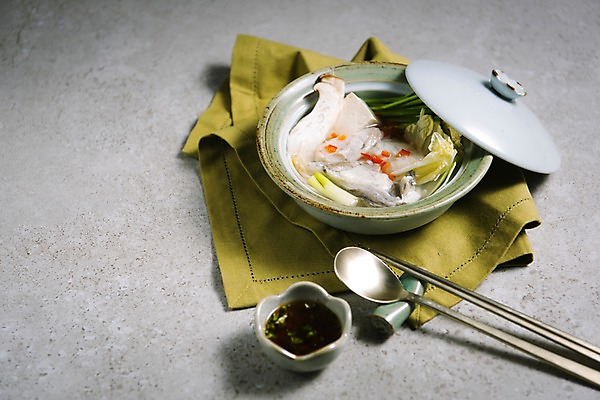 포토 JPG 스튜디오촬영 그릇 한식 음식 젓가락 실내 사람없음 숟가락 식탁보 복어 간장 복지리 국내포토 식기 수저 어류 내부 양념 탕 파일형식