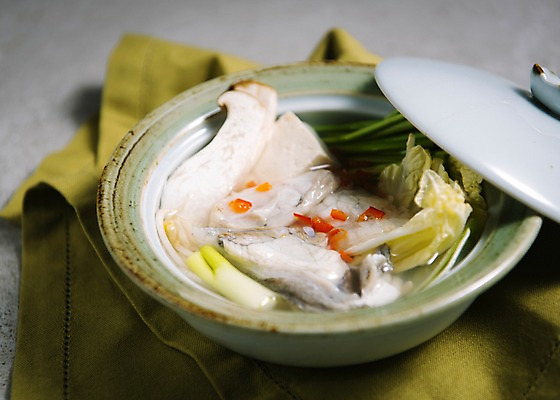 포토 JPG 스튜디오촬영 그릇 한식 음식 실내 사람없음 식탁보 복어 복지리 국내포토 식기 어류 내부 탕 파일형식