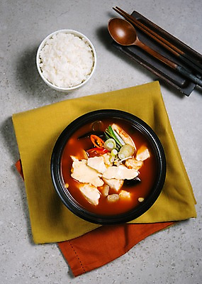 포토 JPG 스튜디오촬영 그릇 한식 음식 젓가락 고추 밥 실내 사람없음 하이앵글 숟가락 식탁보 뚝배기 순두부 순두부찌개 국내포토 식기 뷰포인트 채소 수저 내부 찌개 파일형식