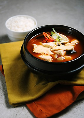 포토 JPG 스튜디오촬영 그릇 한식 음식 고추 밥 실내 사람없음 식탁보 뚝배기 순두부 순두부찌개 국내포토 식기 채소 내부 찌개 파일형식