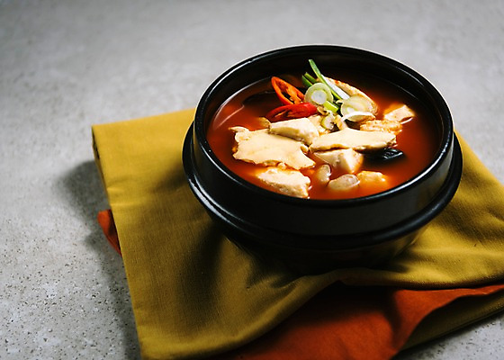 포토 JPG 스튜디오촬영 그릇 한식 음식 고추 실내 사람없음 식탁보 뚝배기 순두부 순두부찌개 국내포토 식기 채소 내부 찌개 파일형식