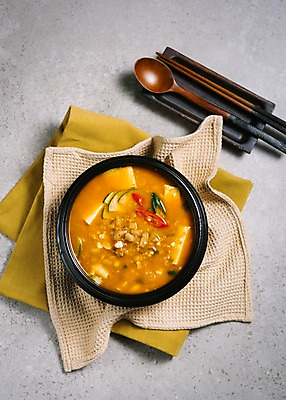 포토 JPG 스튜디오촬영 그릇 한식 음식 젓가락 고추 콩 실내 사람없음 하이앵글 숟가락 식탁보 뚝배기 청국장 국내포토 식기 뷰포인트 채소 곡류 수저 내부 찌개 파일형식