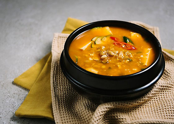 포토 JPG 스튜디오촬영 그릇 한식 음식 고추 콩 실내 사람없음 식탁보 뚝배기 청국장 국내포토 식기 채소 곡류 내부 찌개 파일형식