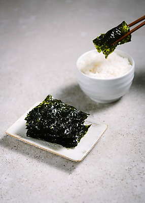 포토 JPG 스튜디오촬영 그릇 한식 음식 젓가락 밥 반찬 실내 사람없음 김 국내포토 식기 수저 내부 해조류 파일형식