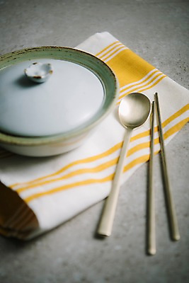 포토 JPG 스튜디오촬영 전통 그릇 젓가락 주방용품 실내 사람없음 숟가락 사기그릇 천 국내포토 식기 생활용품 수저 내부 직물 파일형식