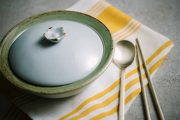 포토 JPG 스튜디오촬영 전통 그릇 젓가락 주방용품 실내 사람없음 숟가락 사기그릇 천 국내포토 식기 생활용품 수저 내부 직물 파일형식