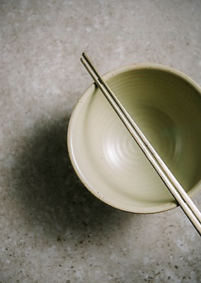 포토 JPG 스튜디오촬영 전통 그릇 젓가락 주방용품 실내 사람없음 하이앵글 사기그릇 국내포토 식기 뷰포인트 생활용품 수저 내부 파일형식