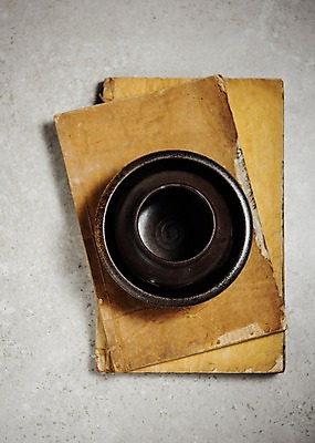 포토 JPG 스튜디오촬영 전통 그릇 주방용품 실내 사람없음 하이앵글 사기그릇 고서 국내포토 식기 뷰포인트 생활용품 유물 내부 책 파일형식