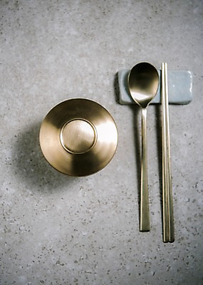 포토 JPG 스튜디오촬영 전통 그릇 젓가락 주방용품 실내 사람없음 하이앵글 유기 금수저 국내포토 식기 뷰포인트 생활용품 수저 내부 파일형식