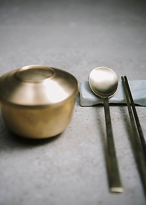 포토 JPG 스튜디오촬영 전통 그릇 젓가락 주방용품 실내 사람없음 유기 금수저 국내포토 식기 생활용품 수저 내부 파일형식