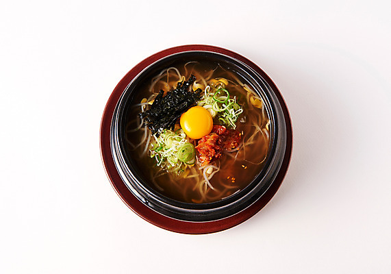 포토 JPG 스튜디오촬영 그릇 한식 음식 실내 사람없음 하이앵글 뚝배기 콩나물 노른자 콩나물국밥 국내포토 식기 뷰포인트 채소 내부 계란 나물 국밥 파일형식