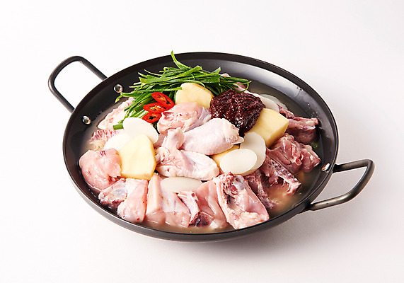 포토 JPG 스튜디오촬영 그릇 한식 음식 고추 감자 실내 사람없음 닭 닭볶음탕 국내포토 식기 채소 조류 내부 닭고기요리 파일형식