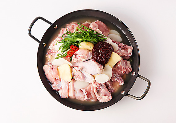 포토 JPG 스튜디오촬영 그릇 한식 음식 고추 감자 실내 사람없음 하이앵글 닭 닭볶음탕 국내포토 식기 뷰포인트 채소 조류 내부 닭고기요리 파일형식