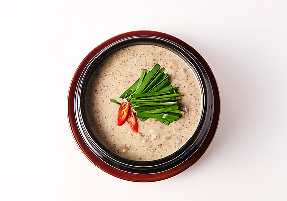 포토 JPG 스튜디오촬영 그릇 한식 음식 고추 실내 사람없음 하이앵글 장어 뚝배기 부추 장어탕 국내포토 식기 뷰포인트 채소 어류 내부 탕 파일형식