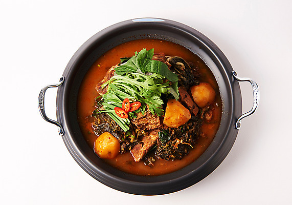 포토 JPG 스튜디오촬영 그릇 한식 음식 고추 감자 실내 사람없음 하이앵글 감자탕 뼈다귀해장국 국내포토 식기 뷰포인트 채소 내부 해장국 파일형식