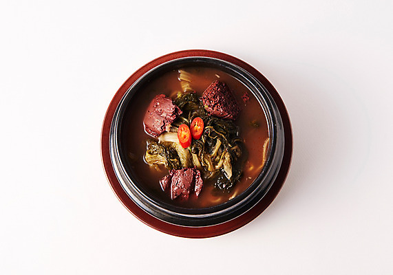 포토 JPG 스튜디오촬영 그릇 한식 음식 고추 실내 사람없음 하이앵글 뚝배기 선지국 선지해장국 해장국 국내포토 식기 뷰포인트 채소 내부 국 국물 파일형식