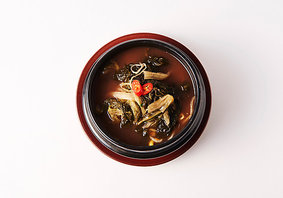 포토 JPG 스튜디오촬영 그릇 한식 음식 고추 실내 사람없음 하이앵글 뚝배기 우거지국 우거지해장국 해장국 국내포토 식기 뷰포인트 채소 내부 국 파일형식