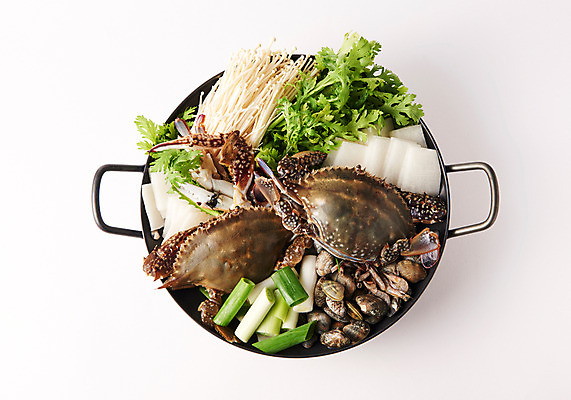 포토 JPG 스튜디오촬영 그릇 한식 음식 채소 조개 실내 사람없음 하이앵글 꽃게 꽃게탕 국내포토 식기 뷰포인트 어패류 내부 게 탕 파일형식