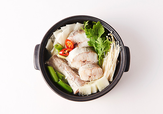 포토 JPG 스튜디오촬영 그릇 한식 음식 채소 실내 사람없음 하이앵글 뚝배기 대구 대구탕 국내포토 식기 뷰포인트 어류 내부 탕 파일형식