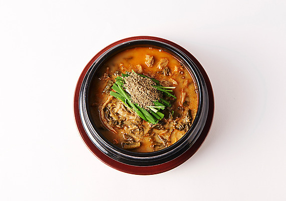 포토 JPG 스튜디오촬영 그릇 한식 음식 실내 사람없음 하이앵글 뚝배기 부추 추어탕 국내포토 식기 뷰포인트 채소 내부 탕 파일형식