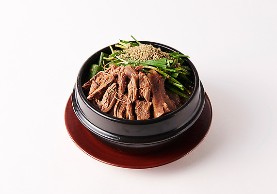 포토 JPG 스튜디오촬영 그릇 한식 음식 실내 사람없음 뚝배기 부추 개고기 보신탕 국내포토 식기 채소 육류 내부 탕 파일형식