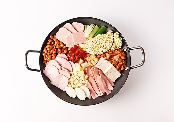 포토 JPG 스튜디오촬영 그릇 한식 음식 김치 떡 실내 사람없음 하이앵글 라면 햄 두부 마카로니 부대찌개 국내포토 식기 뷰포인트 육류 내부 면류 찌개 파스타면 파일형식