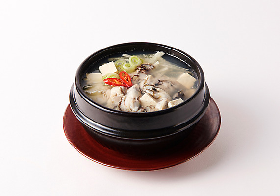 포토 JPG 스튜디오촬영 그릇 한식 음식 고추 실내 사람없음 굴 뚝배기 파 굴국밥 국내포토 식기 채소 어패류 내부 국밥 파일형식