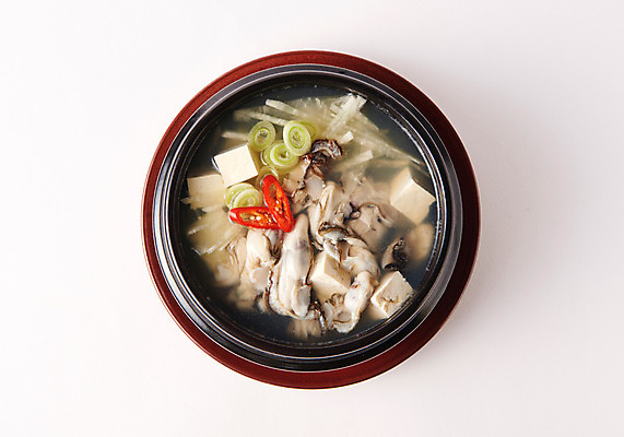 포토 JPG 스튜디오촬영 그릇 한식 음식 고추 실내 사람없음 하이앵글 굴 뚝배기 파 굴국밥 국내포토 식기 뷰포인트 채소 어패류 내부 국밥 파일형식